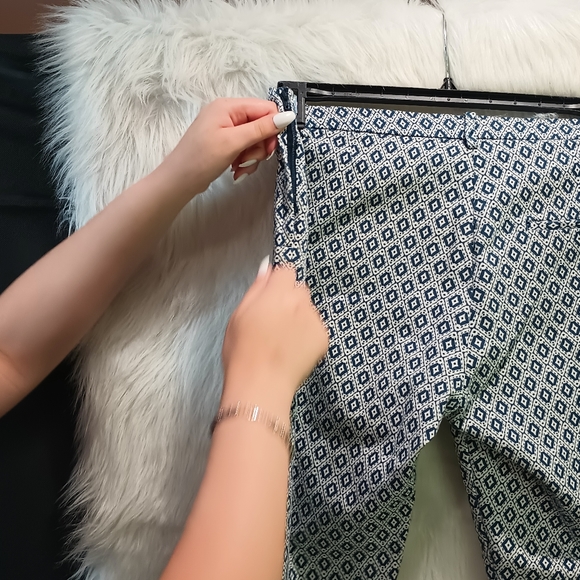 H&M Blue and White Pattern Stretchy Cropped Pants Size 12 - Picture 7 of 14